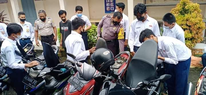 Polisi Edukasi Pelajar SMP yang bawa Motor ke Sekolah