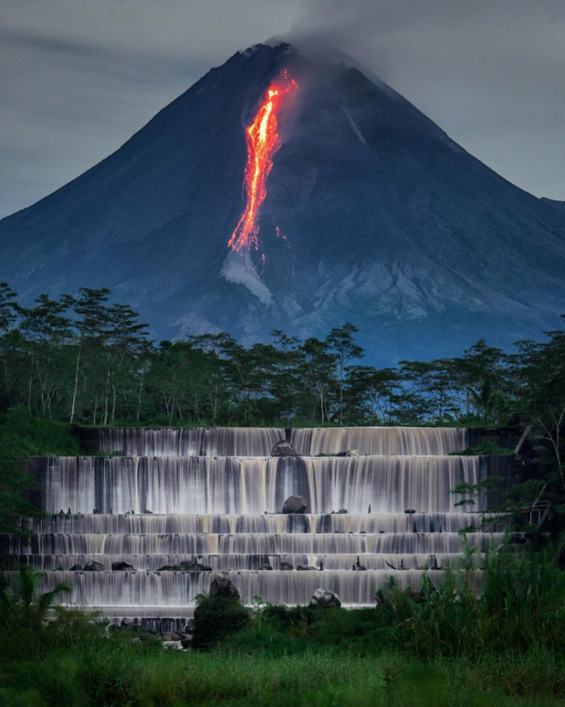 Merapi dari Grojogan watu Purbo Tempel Sleman Grojogan Watu Purbo merupakan wisata air terjun buatan dengan desain berupa enam tingkat terasering yang semula digunakan untuk mengatasi dampak erupsi Gunung Merapi.