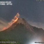 Gunung Merapi terus memuntahkan material lava yang tampak berpijar jika di malam hari. Foto guguran lava pijar Merapi diabadikan dari menara pandang Tunggularum, Wonokerto, Turi, Sleman, DIY