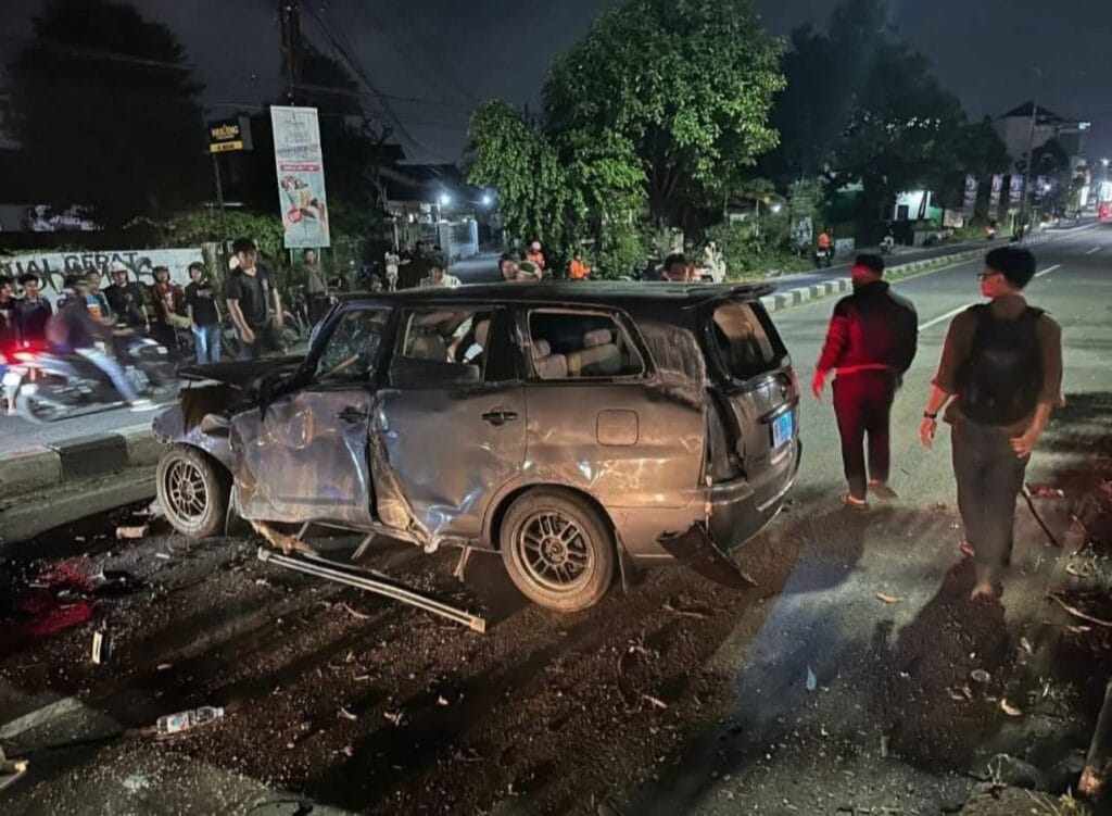 Kecelakaan Tunggal di Ring Road Utara Sleman, Innova Ringsek Usai Tabrak Pohon