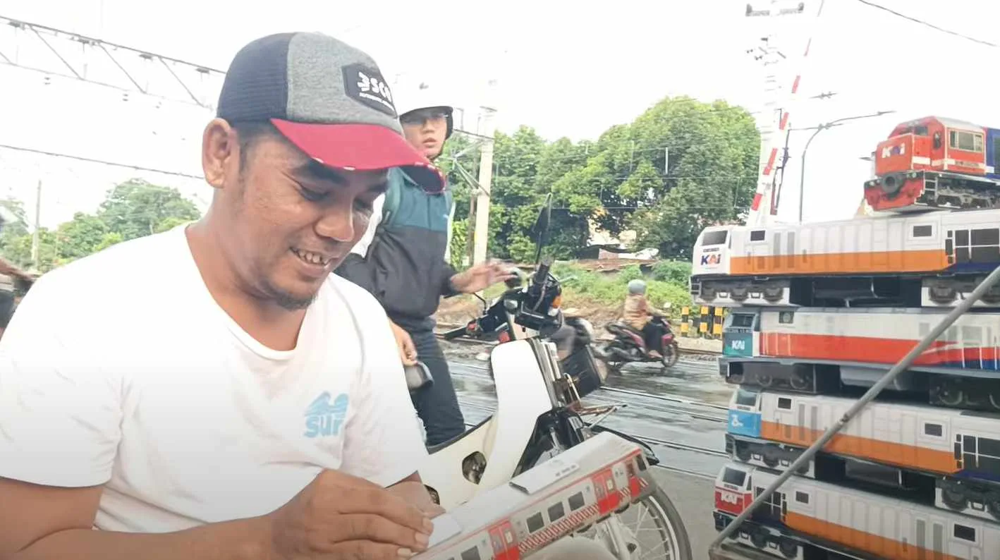Penjual Mainan Kereta Api dari Kertas di Bawah Jembatan Lempuyangan Jogja